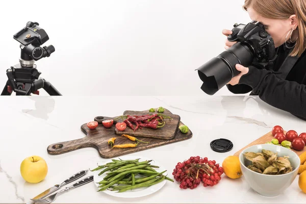 Ammattivalokuvaaja Tekee Elintarvikkeiden Koostumus Kaupalliseen Valokuvaukseen Ottaa Valokuvan Digitaalikamera — kuvapankkivalokuva