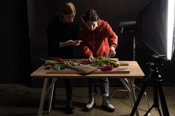 Dos Fotógrafos Haciendo Composición Alimentos Para Fotografía Comercial Smartphone — Foto de Stock