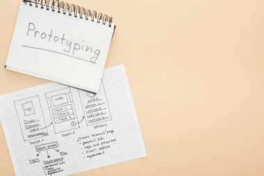 Bej arkaplanda prototip harfleri olan web sitesi tasarım şablonu ve dizüstü bilgisayarın üst görünümü