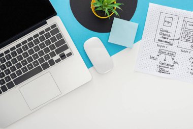 Soyut geometrik arkaplan üzerindeki laptop, bilgisayar faresi, bitki, web sitesi tasarım şablonu