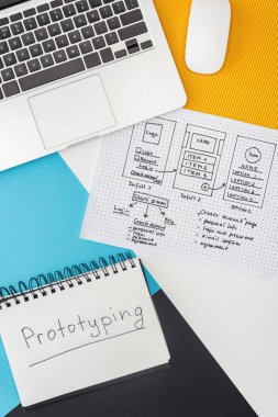 Soyut geometrik arkaplan üzerinde prototip harfleri, dizüstü bilgisayarı, fare ve web sitesi tasarım şablonu olan dizüstü bilgisayar görünümü