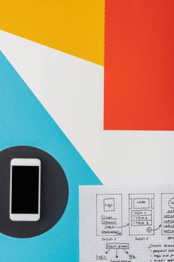Soyut geometrik arkaplan üzerinde akıllı telefon ve web sitesi tasarım şablonu üst görünümü