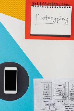 Soyut geometrik arkaplan üzerinde prototip harfleri, akıllı telefon ve web sitesi tasarım şablonu olan dizüstü bilgisayar görünümü