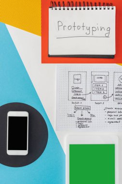 Soyut geometrik arkaplan üzerinde prototip harfleri, aygıtlar ve web sitesi tasarım şablonu olan defterin üst görünümü