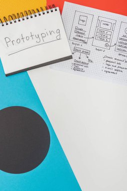 Soyut geometrik arkaplan üzerinde prototip harfleri ve web sitesi tasarım şablonu olan dizüstü bilgisayar görünümü