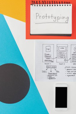Soyut geometrik arkaplan üzerinde prototip harfleri, akıllı telefon ve web sitesi tasarım şablonu olan dizüstü bilgisayar görünümü