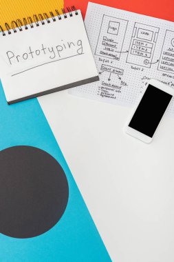 Soyut geometrik arkaplan üzerinde prototip harfleri, akıllı telefon ve web sitesi tasarım şablonu olan dizüstü bilgisayar görünümü