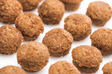 Beyaz arka planda nefis pişmiş falafel köftelerinin yakın görüntüsü.