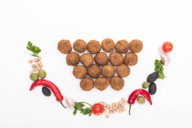 Nohut, sarımsak, kiraz, domates, maydanoz, zeytin, kırmızı biber, yeşil soğan tebessümle sıralanmış falafel toplarının yanında beyaz arka planda