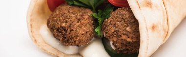 Pide 'deki taze falafel toplarının beyaz arka planda sebze sosu ve panoramik görüntüsünü kapatın.