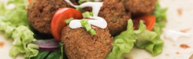 Sebzeli ve soslu taze falafel köfteleri, panoramik çekim