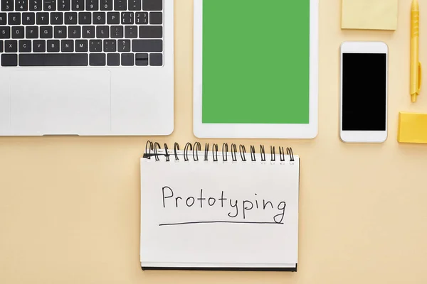 Plat Lag Met Gadgets Prototyping Belettering Notitieblok Gele Achtergrond — Stockfoto