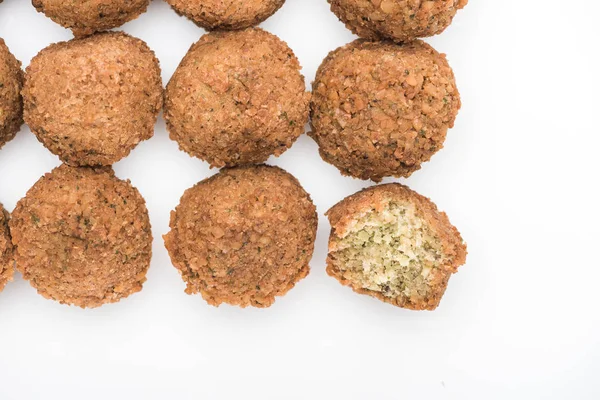 Vista Superior Bolas Falafel Cocidas Frescas Sobre Fondo Blanco Con — Foto de Stock