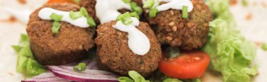 Sebzeli ve soslu taze falafel köfteleri, panoramik çekim