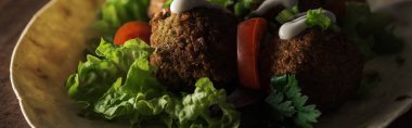 Pide soslu falafel ve karanlıkta sebzeler, panoramik çekim