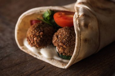 Pide soslu ve sebzeli falafel manzarasını kapat.