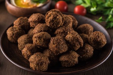 Tahta masadaki taze pişmiş falafel toplarının yakın görüntüsü.