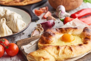 Sebzeli sofrada seçici olarak Adjarian Khachapuri ve Khinkali var.