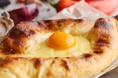 Fırında pişmiş Adjarian Khachapuri 'nin yumurta sarısı görüntüsünü kapat.