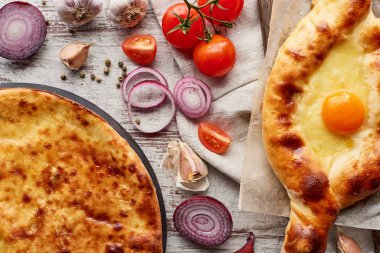 Geleneksel Gürcü imereti ve sebzeli Adjarian Khachapuri