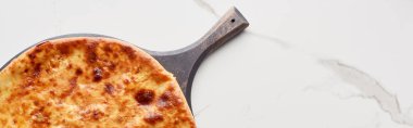 Mermer dokuda Imereti Khachapuri 'nin üst görünümü, panoramik çekim 