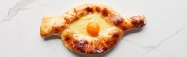 Geleneksel Adjarian Khachapuri 'nin mermer dokusu ve panoramik görüntüsü