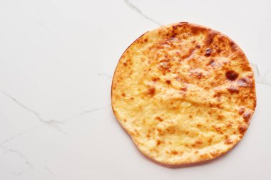 Geleneksel Gürcistan imereti khachapuri mermer dokusunun en üst görüntüsü