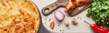 Dokulu arka planda sebze ve baharatlı Adjarian ve imereti khachapuri, panoramik çekim