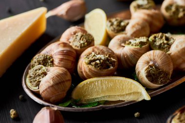 Limon dilimli lezzetli pişmiş salyangozların yakın görüntüsü