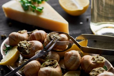 Limonlu, parmesanlı, çatal bıçaklı, maydanozlu ve beyaz şaraplı lezzetli salyangozlar.