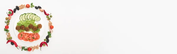มมองด านบนของผ ดเร ยงในกรอบรอบฟาลาเฟลบนจานบนพ นหล ขาว ภาพพาโนรามา — ภาพถ่ายสต็อก