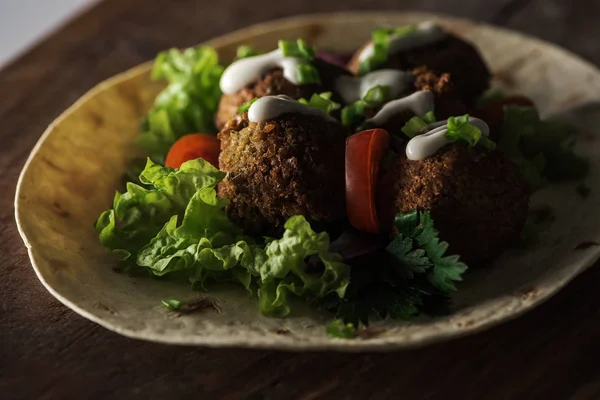 Közeli Kilátás Falafel Mártással Pita Zöldségekkel Sötétben — Stock Fotó