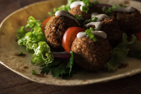 Close Zicht Falafel Met Saus Pita Met Groenten Het Donker — Stockfoto