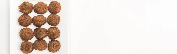 Beyaz Arka Planda Tabakta Falafel Toplarının Üst Görüntüsü Panoramik Çekim — Stok fotoğraf
