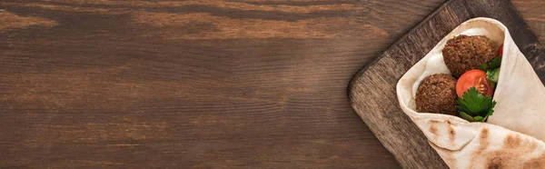 Top View Falafel Zöldséggel Mártással Pita Fából Készült Asztalon Panorámás — Stock Fotó