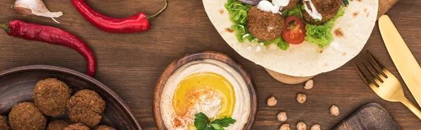 Vedere Sus Falafel Legume Hummus Masă Lemn Împușcat Panoramic — Fotografie, imagine de stoc