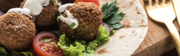 Close Uitzicht Falafel Met Groenten Saus Pita Houten Tafel Buurt — Stockfoto