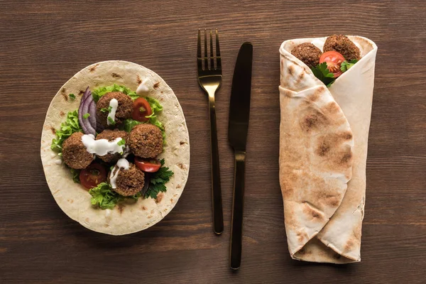 Top View Falafel Vegetables Sauce Wrapped Unwrapped Pita Wooden Table — Stock Photo, Image