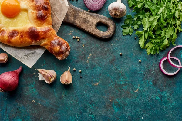 Top View Adjarian Khachapuri Cilantro Vegetables Textured Green Background — ストック写真