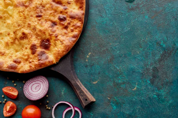 Top View Imereti Khachapuri Vegetables Textured Green Background — Stock Photo, Image