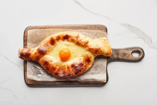 Top View Traditional Adjarian Khachapuri Chopping Board Marble Texture — Stock Photo, Image