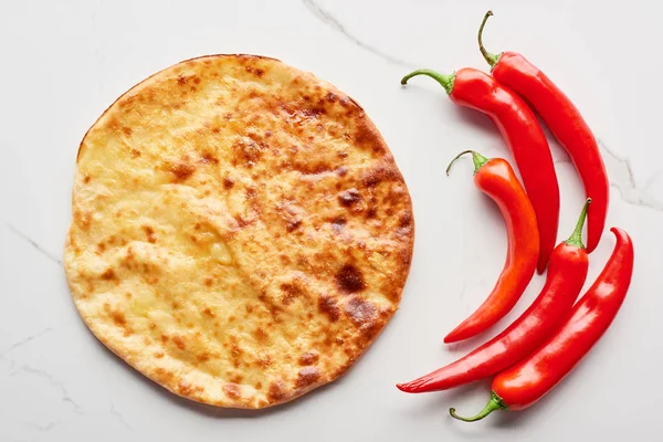 Horní Pohled Imereti Khachapuri Chilli Papričkami Mramorové Textuře — Stock fotografie