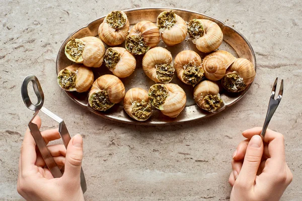 Částečný Pohled Ženu Jíst Lahodné Vařené Escargots Pinzetou Kamenném Pozadí — Stock fotografie