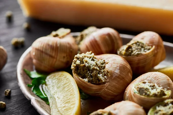 Vedere Aproape Escargots Delicioase Gătite Felii Lămâie — Fotografie, imagine de stoc