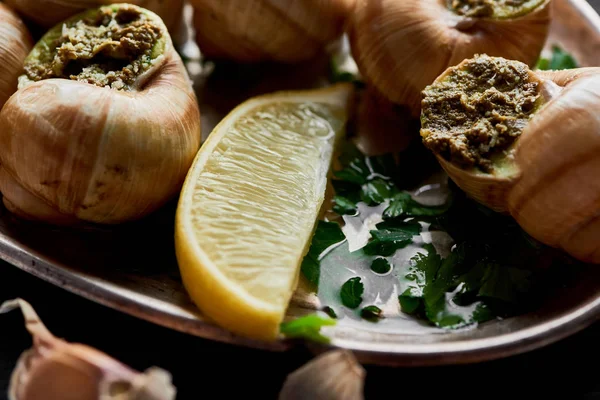 Vista Perto Deliciosas Escargotas Cozidas Com Fatias Limão — Fotografia de Stock