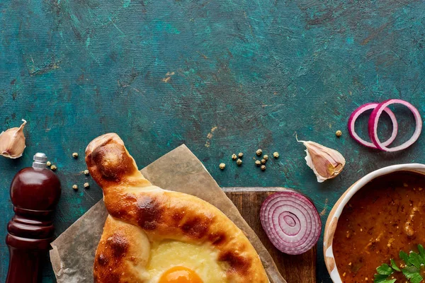 Top view of soup kharcho and adjarian khachapuri on textured green background — Stock Image Top View Soup Kharcho Adjarian Khachapuri Textured Green Background Stock Photo