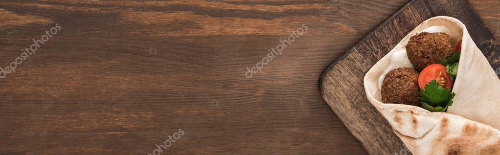 Top view of falafel with vegetables and sauce in pita on wooden table, panoramic shot — Stock Image Top View Falafel Vegetables Sauce Pita Wooden Table Panoramic Shot Stock Photo