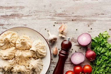 Sebze ve baharatların yakınındaki ahşap masada nefis khinkali manzarası