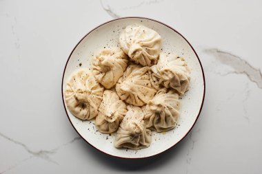 Lezzetli khinkali 'nin mermer masadaki üst görüntüsü