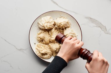 Mermer masada taze, lezzetli khinkali soslu kadın manzarası.